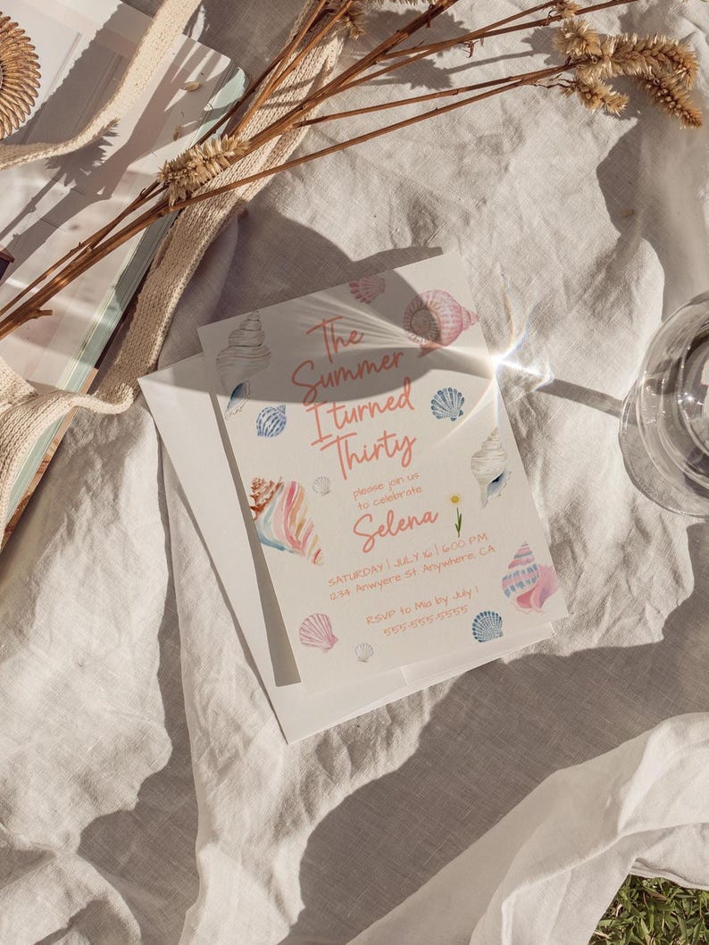 Puede incluir: Dos tarjetas de invitaci&oacute;n blancas con ilustraciones de conchas marinas y el texto "The Summer I Turned Thirty" en rosa. La invitaci&oacute;n incluye el nombre "Selena" y los detalles del evento.
