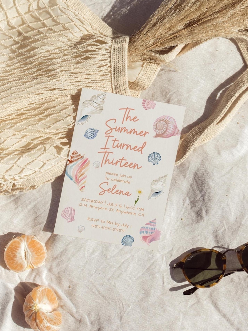 Pu&ograve; includere: Un biglietto d'invito bianco con il testo "The Summer I turned Thirteen" e illustrazioni di conchiglie. Il biglietto include i dettagli dell'evento ed &egrave; circondato da una borsa beige, occhiali da sole e spicchi d'arancia, creando un tema estivo.