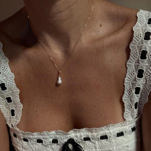 Barocke Perlenanhänger Halskette mit zierlicher Goldkette - Minimalistischer echter Perlenschmuck, elegantes Geschenk für Sie, handgemachte Brautkette