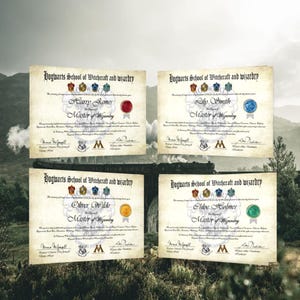 Peut inclure: Quatre certificats de style parchemin de l'École de sorcellerie et de sorcellerie de Poudlard. Chaque certificat présente un nom différent : Harry James, Lily Smith, Oliver Wilde et Chloe Holmes. Les certificats ont divers sceaux colorés et le texte "Master of Wizardry".