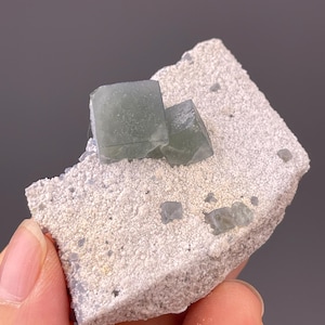 Roher Morandi Fluorit Matrix Specimen aus der Inneren Mongolei - Natürlicher Grüner Kristall zum Sammeln