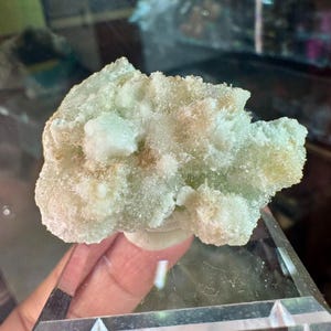 Cristalli traslucidi di creedite / Campione minerale