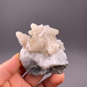 Leuchtender weißer Calcit Mineral: UV fluoreszierende Kristallstufe aus China auf Matrix