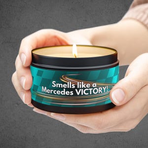 Riecht nach einem Mercedes Victory Candle, George Russel und Kimi Antonelli Formel 1 Racing Team F1 Theme Einzigartige Rennwagen-Geschenkidee Cooles Dekor