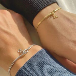 Pulsera personalizada con nudo de amor y inicial para parejas y mejores amigas, pulseras con letras pavé a juego, regalo personalizado para ella, regalo de Navidad.
