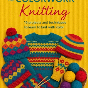 Può includere: Copertina del libro 'Guida per principianti al lavoro a maglia a colori' con articoli a maglia. L'immagine presenta un maglione verde acqua, cappelli e un guanto, tutti con motivi geometrici colorati. È presente anche un cestino di gomitoli di lana e ferri da maglia.