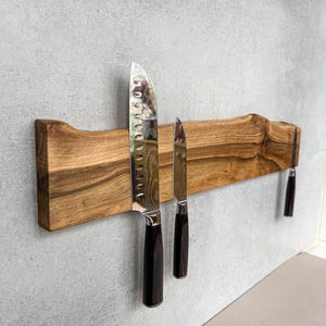 Walnut magnetic knife holder. Live edge magnetic knife display. Wall mounted custom knife rack, gift for mom, home improvement