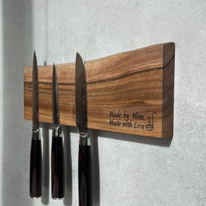 Walnut magnetic knife holder. Live edge magnetic knife display. Wall mounted custom knife rack, gift for mom, home improvement