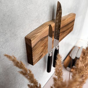 Walnut magnetic knife holder. Live edge magnetic knife display. Wall mounted custom knife rack, gift for mom, home improvement