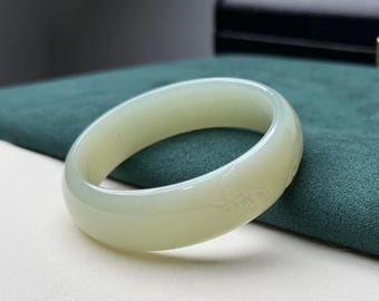 Bransoleta z rzeźbionego jadeitu mlecznego o średnicy 53,4 mm z certyfikatem 0243 Promo