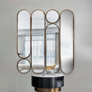 The modern wavy wall mirror adds an elegant touch to your home decoration with its minimalist and stylish design. The luxurious and modern decorative mirror is also perfect for hotels, cafes and offices.