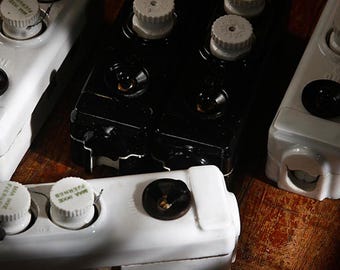古いヴィンテージのドイツ製電気ヒューズボックス、磁器製、装飾用
