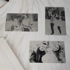 Metalen kaart met fotogravure: praktisch creditcardformaat voor uw portemonnee. Gepersonaliseerde fotokaart. Vadercadeau. Cadeau-idee voor moeder.