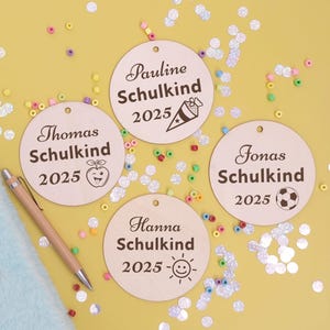 Wooden school cone tag – personalized with name for school enrollment in 2025. Wooden tag with name for the school cone. Gift for school enrollment.