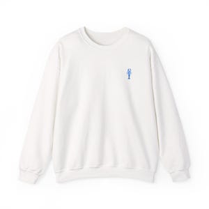 Könnte beinhalten: Weißes Sweatshirt mit Rundhalsausschnitt und kleinem, blau gesticktem Hummer-Design auf der Brust. Das langärmlige Oberteil ist aus weichem Material und für Freizeitkleidung geeignet.