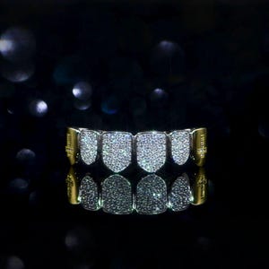 Iced Out Grillz mit Goldakzent - Bling Teeth Top Set | Hip Hop Zahn Schmuck für Männer & Frauen