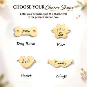 K&ouml;nnte beinhalten: Goldfarbene Haustieranh&auml;nger-Optionen: Knochen, Pfote, Herz und Fl&uuml;gel. Jeder Anh&auml;nger hat einen eingravierten Namen. Der Text lautet: "CHOOSE YOUR Charm Shape" und "Enter your pet name (up to 7 characters) in the personalization box."
