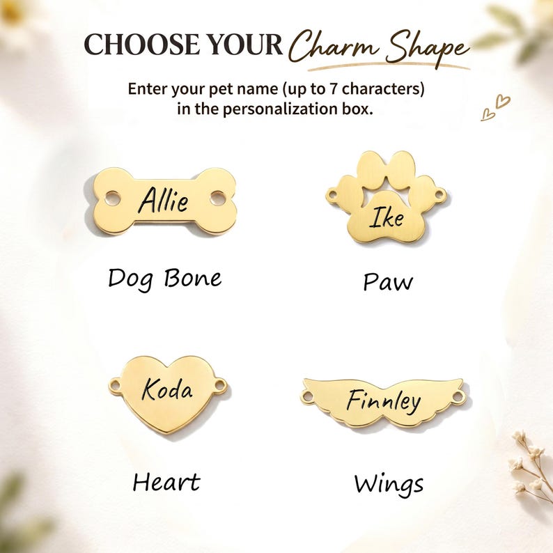 K&ouml;nnte beinhalten: Goldfarbene Haustieranh&auml;nger-Optionen: Knochen, Pfote, Herz und Fl&uuml;gel. Jeder Anh&auml;nger hat einen eingravierten Namen. Der Text lautet: "CHOOSE YOUR Charm Shape" und "Enter your pet name (up to 7 characters) in the personalization box."