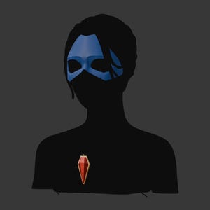 Op de afbeelding: Silhouet van een persoon met een blauw masker en een rode hanger. Het masker bedekt de ogen en neus, de hanger is een rode edelsteen. De achtergrond is donkergrijs.