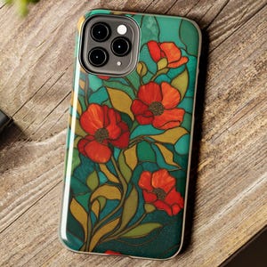 Può includere: Custodia per smartphone con un design a vetrata con papaveri rossi, foglie verdi e sfondo turchese. La custodia ha una finitura lucida e un paraurti protettivo. Il design floreale è dettagliato e vibrante, aggiungendo un tocco artistico al telefono.