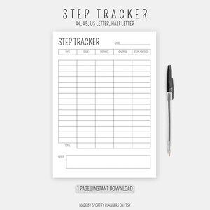 Op de afbeelding: Een witte stappenteller print met de titel "STEP TRACKER" bovenaan. De tracker bevat secties voor datum, stappen, afstand, calorieën en behaalde stappen. Een zwarte pen ligt aan de rechterkant van de tracker. De tekst "1 PAGE | INSTANT DOWNLOAD" staat onderaan.