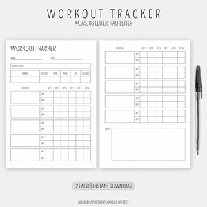 Op de afbeelding: Een witte workout tracker met secties voor oefeningdetails, sets, herhalingen en notities. De tekst "Workout Tracker" staat bovenaan, samen met "A4, A5, US LETTER, HALF LETTER." Een zwarte pen staat rechts. De onderste tekst luidt "2 PAGES | INSTANT DOWNLOAD."