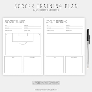 Op de afbeelding: Een sjabloon voor een voetbaltrainingsplan met twee pagina's, met velden voor datum, teamnaam, duur, locatie, trainingsthema en aantal spelers. Bevat een voetbalveld diagram en ruimte voor notities en veldsymbolen.