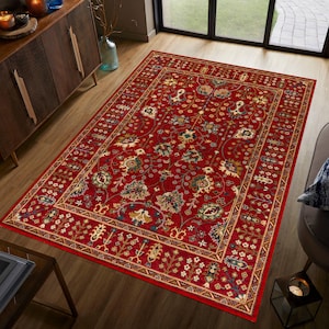 Könnte beinhalten: Ein rechteckiger roter Teppich mit einem aufwendigen Blumenmuster und einem dekorativen Rand. Der Teppich hat ein zentrales rotes Feld mit detaillierten floralen Mustern in Grün-, Gold- und Blautönen. Der Rand ist in einem kontrastierenden Goldton gehalten.