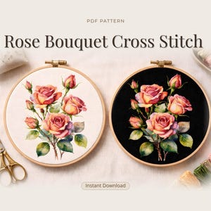Op de afbeelding: Een PDF-patroon voor een Rose Bouquet Cross Stitch-ontwerp. De afbeelding toont twee borduurringen, één met een witte achtergrond en de andere met een zwarte achtergrond, elk met een rozenboeket in aquarel. Gouden schaar en borduurgaren zijn ook zichtbaar.