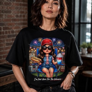 Camiseta divertida de salchichas a la barbacoa: Chica patriota gruñona, ropa para el 4 de julio con temática de perritos calientes.