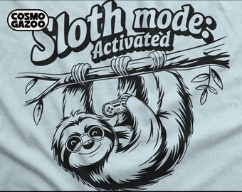 Diseño de camiseta con modo perezoso activado: gráfico retro divertido de perezoso para descarga instantánea, uso comercial, impresión bajo demanda DTG (archivos PNG + SVG)