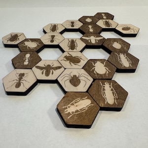 Hive Game Tiles op tafel: lasergesneden bestanden: 3 mm (eenvoudig schaalbaar)