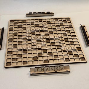 Fichiers découpés au laser pour jeu de société de scrabble avec supports pour carreaux de 3 mm (facilement évolutif).  Fichiers texte modifiables supplémentaires pour changer les caractères de la langue.