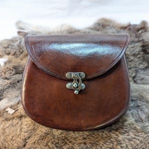 Molded Leather Belt Pouch (round)