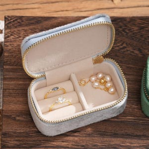 Personligt miniatyr-smyckesask i sammet, anpassat litet reseask, brudtärnepresenter, födelsedagspresent till henne, present till mamma