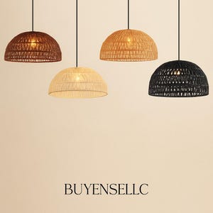 Puede incluir: Cuatro lámparas colgantes con pantallas tejidas en forma de cúpula, en marrón, beige, crema y negro. Cada luz cuelga de un cable negro. El texto "BUYENSELLC" está en la parte inferior.