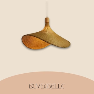 Könnte beinhalten: Eine gewebte Pendelleuchte mit einem breiten, hutartigen Schirm. Der Schirm besteht aus einem hellbraunen, strukturierten Material, und die Leuchte hat eine Oberseite aus Holz. Das Licht hängt an einem dünnen, weißen Kabel. Der Text "BUYENSELLC" befindet sich unten.