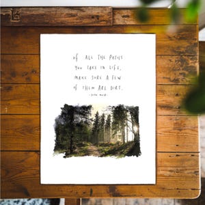 Może przedstawiać: Białe tło z czarno-białym cytatem o wyborze ścieżek w życiu. Cytat brzmi: "Ze wszystkich ścieżek, którymi podążasz w życiu, zadbaj o to, aby kilka z nich było z ziemi." Cytat przypisywany jest John Muir. Tło przedstawia akwarelowy obraz leśnej ścieżki.