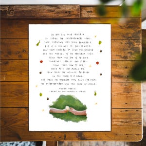 Puede incluir: Una ilustración de acuarela de dos manos que se acercan, sosteniendo una flor blanca. El fondo es un campo verde con flores blancas y hojas verdes. El texto dice: "No pidas a tus hijos que se esfuercen por vidas extraordinarias. Tal esfuerzo puede parecer admirable. Pero es el camino de la locura. Ayúdalos en cambio a encontrar la maravilla y la magia de una vida ordinaria. Muéstrales la alegría de probar tomates, manzanas y peras. Muéstrales cómo llorar cuando las mascotas y las personas mueren. Muéstrales el placer infinito del toque de una mano. Y haz que lo ordinario cobre vida para ellos, lo extraordinario se cuidará solo - William Martin - No pidas a tus hijos que se esfuercen"