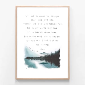 Op de afbeelding: Een ingelijste kunstdruk met een licht houten frame. De print bevat handgeschreven tekst met een citaat van Rumi, boven een aquarel landschap van een meer en bomen. De tekst luidt: "Probeer je niet te verzetten tegen de veranderingen die op je afkomen."