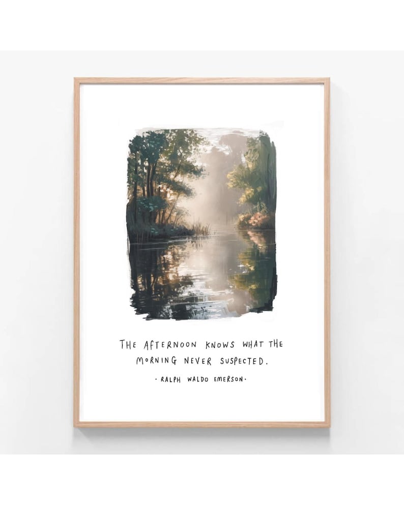 Puede incluir: Una impresi&oacute;n art&iacute;stica enmarcada con una pintura de paisaje serena de una escena de r&iacute;o con &aacute;rboles y luz suave. La impresi&oacute;n incluye la cita: "La tarde sabe lo que la ma&ntilde;ana nunca sospech&oacute;." de Ralph Waldo Emerson.
