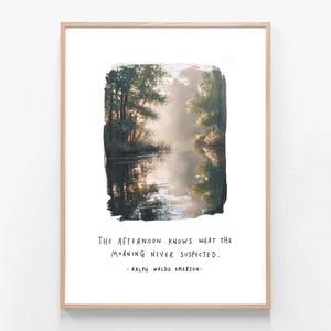 Puede incluir: Una impresi&oacute;n art&iacute;stica enmarcada con una pintura de paisaje serena de una escena de r&iacute;o con &aacute;rboles y luz suave. La impresi&oacute;n incluye la cita: "La tarde sabe lo que la ma&ntilde;ana nunca sospech&oacute;." de Ralph Waldo Emerson.