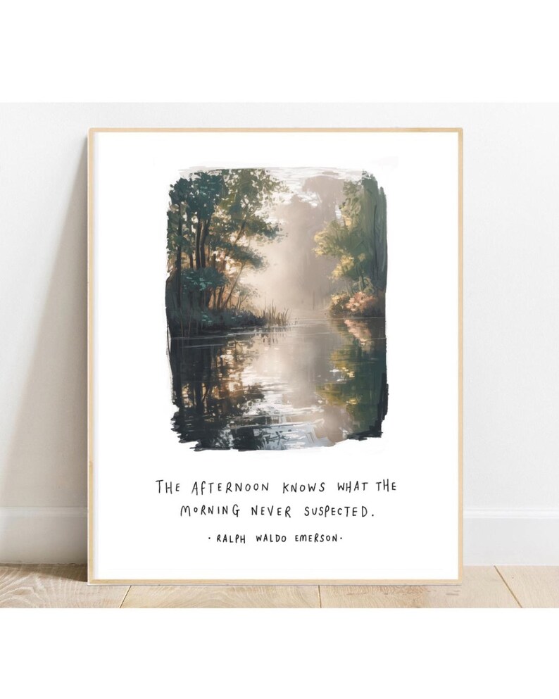 Puede incluir: Impresi&oacute;n art&iacute;stica enmarcada con una pintura de paisaje de un lago brumoso y &aacute;rboles. La obra de arte incluye la cita: "La tarde sabe lo que la ma&ntilde;ana nunca sospech&oacute;." de Ralph Waldo Emerson.