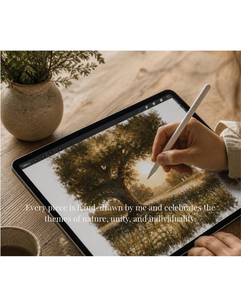 Puede incluir: Una pintura digital de un &aacute;rbol y un paisaje se muestra en la pantalla de una tableta. Una mano sostiene un l&aacute;piz &oacute;ptico, creando la obra de arte. El texto dice: "Cada pieza est&aacute; dibujada a mano por m&iacute; y celebra los temas de la naturaleza, la unidad y la individualidad."