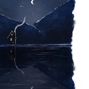 K&ouml;nnte beinhalten: Ein digitales Gem&auml;lde eines kleinen Hauses mit einem beleuchteten Fenster, eingebettet in eine dunkelblaue Berglandschaft unter einem Halbmond und einem Sternenhimmel. Das Haus spiegelt sich im stillen Wasser eines Sees im Vordergrund.