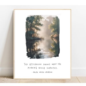 Puede incluir: Impresi&oacute;n art&iacute;stica enmarcada con una pintura de paisaje de un lago brumoso y &aacute;rboles. La obra de arte incluye la cita: "La tarde sabe lo que la ma&ntilde;ana nunca sospech&oacute;." de Ralph Waldo Emerson.