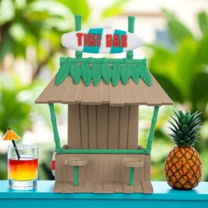 Tiki Bar Bird Feeder – 3D Printed Tropical Hut Birdhouse with Surfboard Sign – Mountable Luau Garden Decor – Fun Beach-Themed Gift