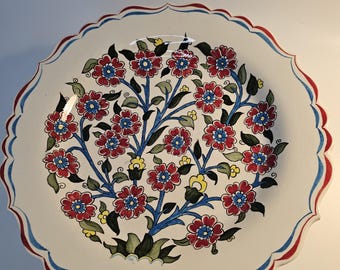 手描きのトルコ陶器皿 - オスマン帝国の花柄、イズニックスタイルの装飾壁アート、赤青黄色の花柄