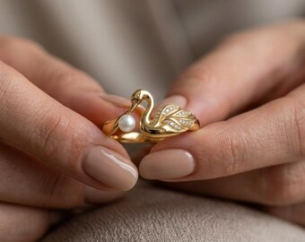 18K Gold Schwan Perlenring mit Diamant Flügel | Künstlerischer Statement Schmuck