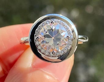 Runder Moissanite Bezel Halo Ring | Gold Verlobungsring | Moderner Brautschmuck